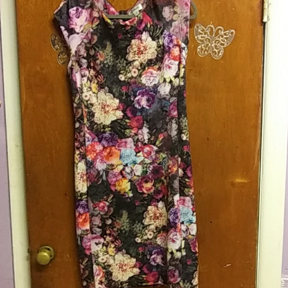 Ladies multi colored flower short sleeve dress. S8